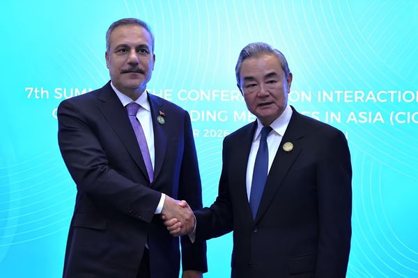 Wang Yi, Bakü’de Hakan Fidan ile görüştü<