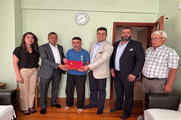 İzmit Belediyesi'nden Kıbrıs gazilerine ziyaret<