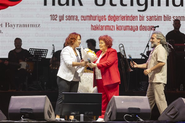 Selda Bağcan, Mersin'de sahne aldı<