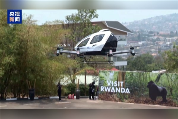 Çin’in yolcu taşıyan elektrikli pilotsuz hava aracı Ruanda’da sergilendi‌<