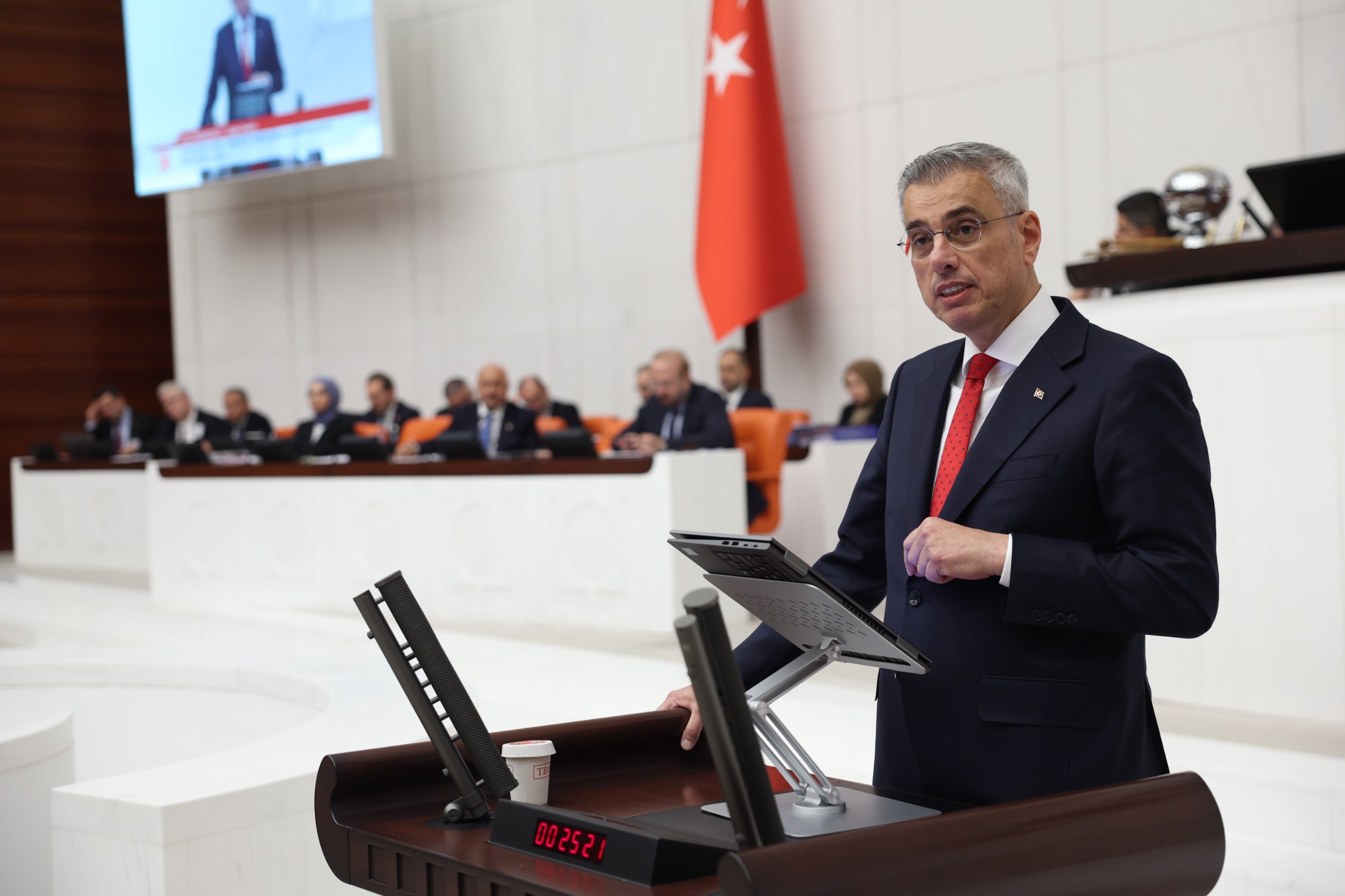 Memişoğlu: En zor şartlarda, en kritik anlarda insan, önce insan<