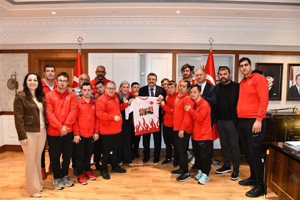 Başkan Genç, down sendromlu milli sporcuları ağırladı <