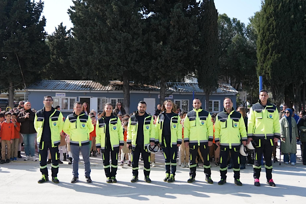 Aliağa’da deprem farkındalık etkinliği ve tatbikatı gerçekleştirildi<