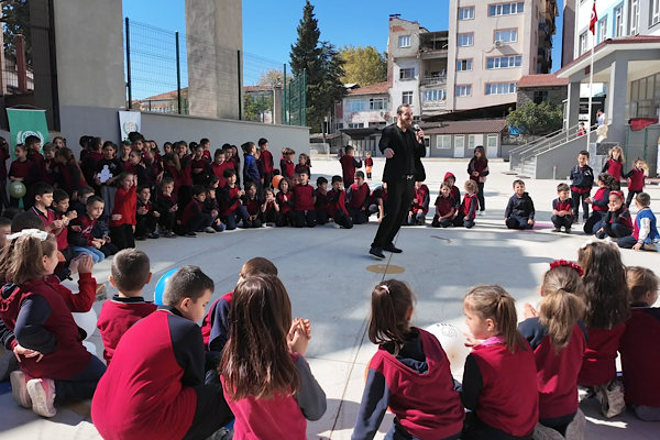 Dursunbey’de ilkokul öğrencileri için “İyilikte Yarışan Sınıflar Şenliği” düzenlendi