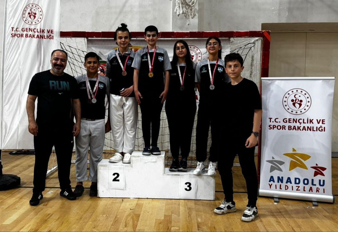 Çayırova Belediyesi Eğitim Spor Kulübü'ne iki kupa ve altı madalya<