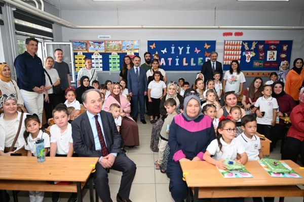 Vali Aktaş öğrencilerin karne heyecanına ortak oldu<