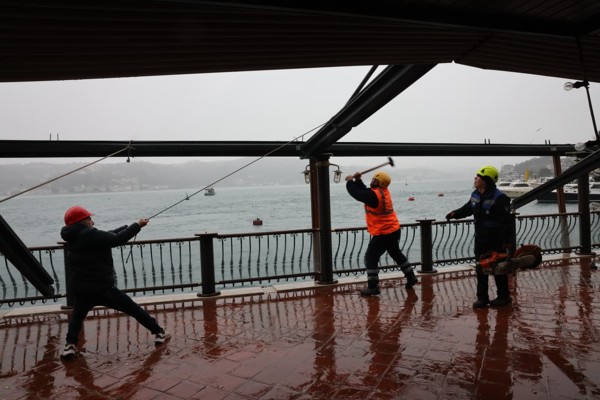 Bebek'te bir yapının ön kısım ve çatı katında yer alan eklentileri yıkıldı 