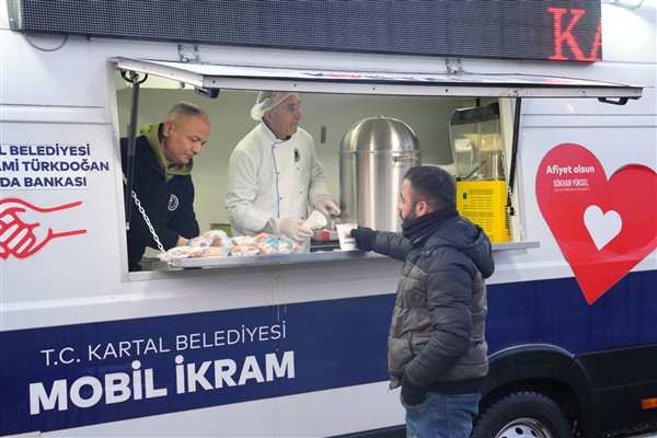 Kartal'da mobil ikram araçları ile sıcak çorba ve çay ikramı gerçekleştiriliyor