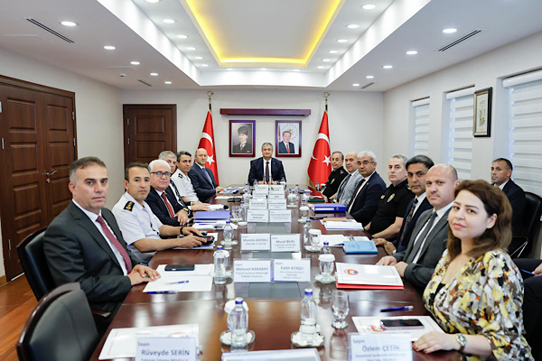 Adana'da kamu yatırımları ve projeler masaya yatırıldı<