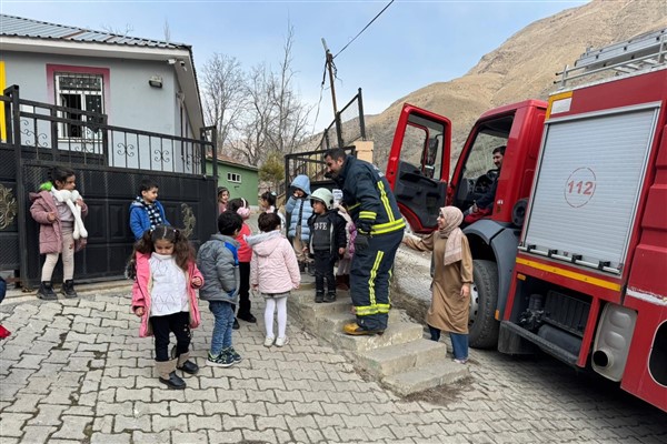 Van'da çocuklara itfaiyecilik mesleğini tanıtılıyor