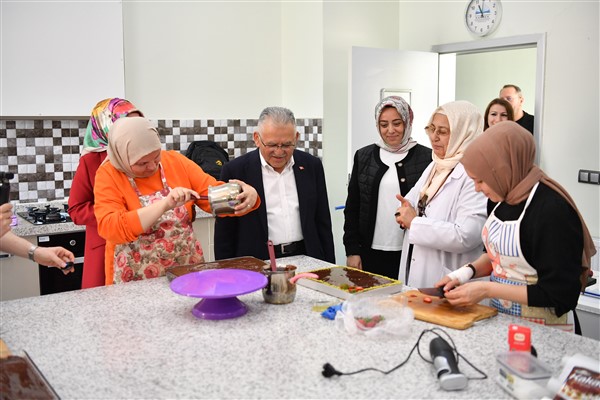 Başkan Büyükkılıç, KAYMEK mutfağında kursiyerlerle buluştu