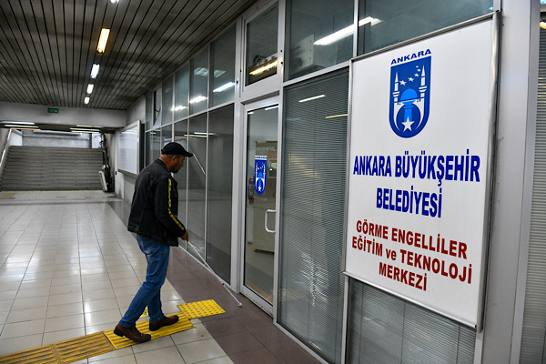 Ankara’da görme engellilere ücretsiz eğitim ve teknoloji imkanı