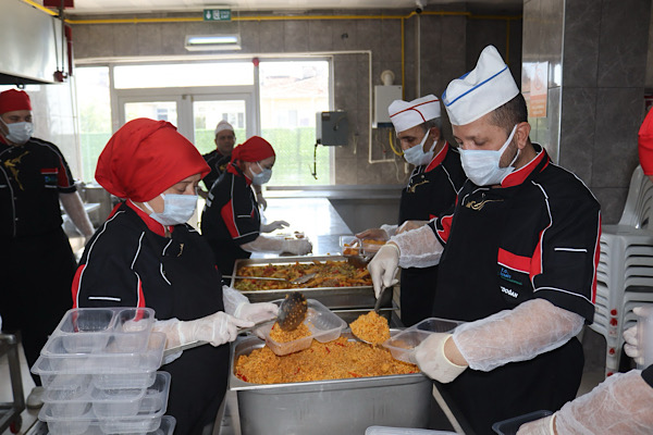  İzmit Belediyesi Aşevi ihtiyaç sahiplerine yemek desteğini sürdürüyor<