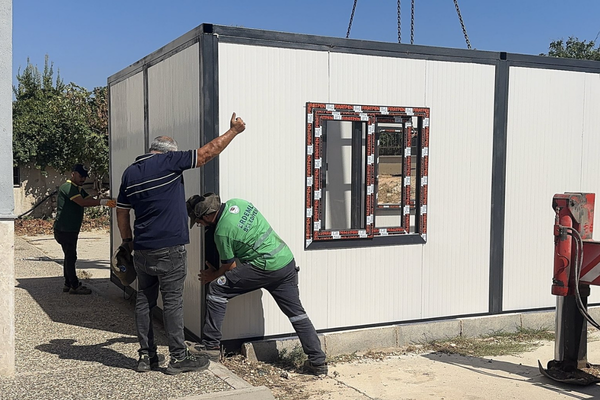 Erdemli Belediyesi, ürettiği konteyner derslikleri okula teslim etti