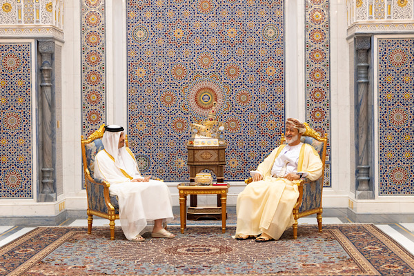 Umman Sultanı Tarik, Katar Başbakanı Al-Thani ile görüştü<