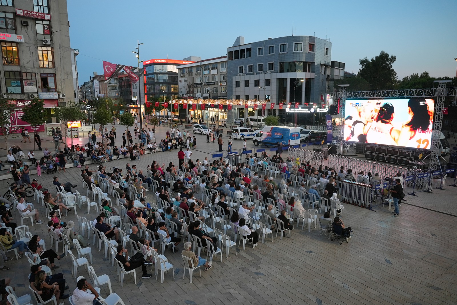 Maltepe’de Türkiye-Almanya karşılaşması dev ekranda izlendi