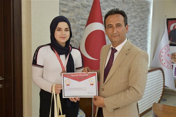 Güzel Cüccam, bilek güreşinde Türkiye üçüncüsü oldu<