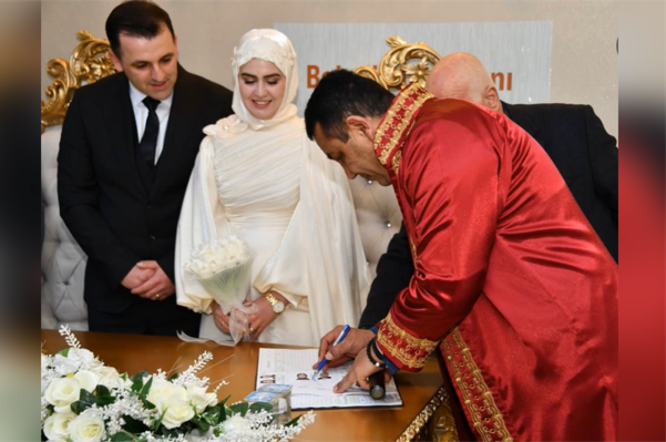 Vali Baruş’tan genç çifte 