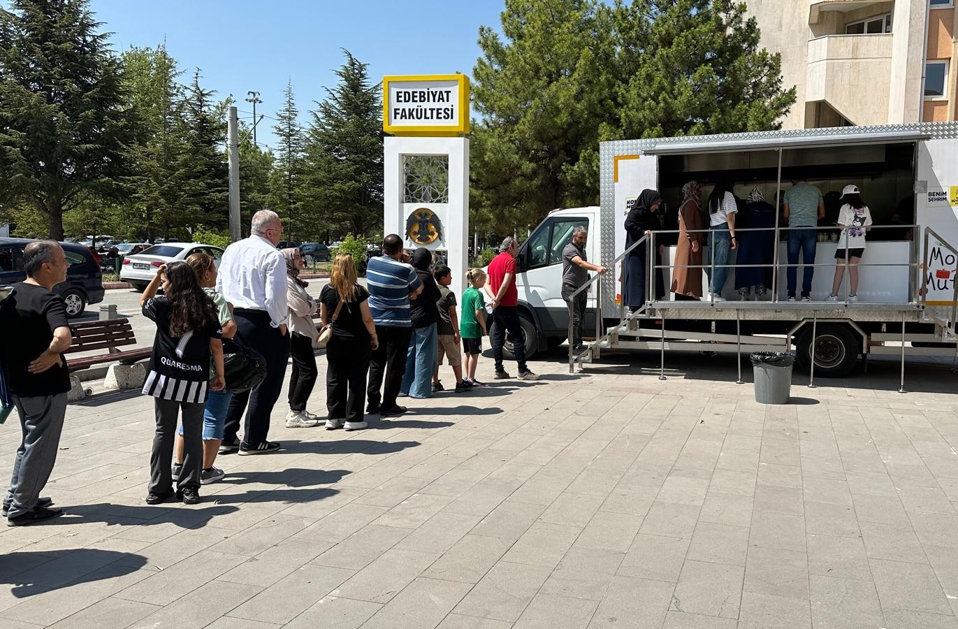 Konya Büyükşehir Belediyesi, YKS'ye giren öğrencilerin ailelerine ikramlarda bulundu
