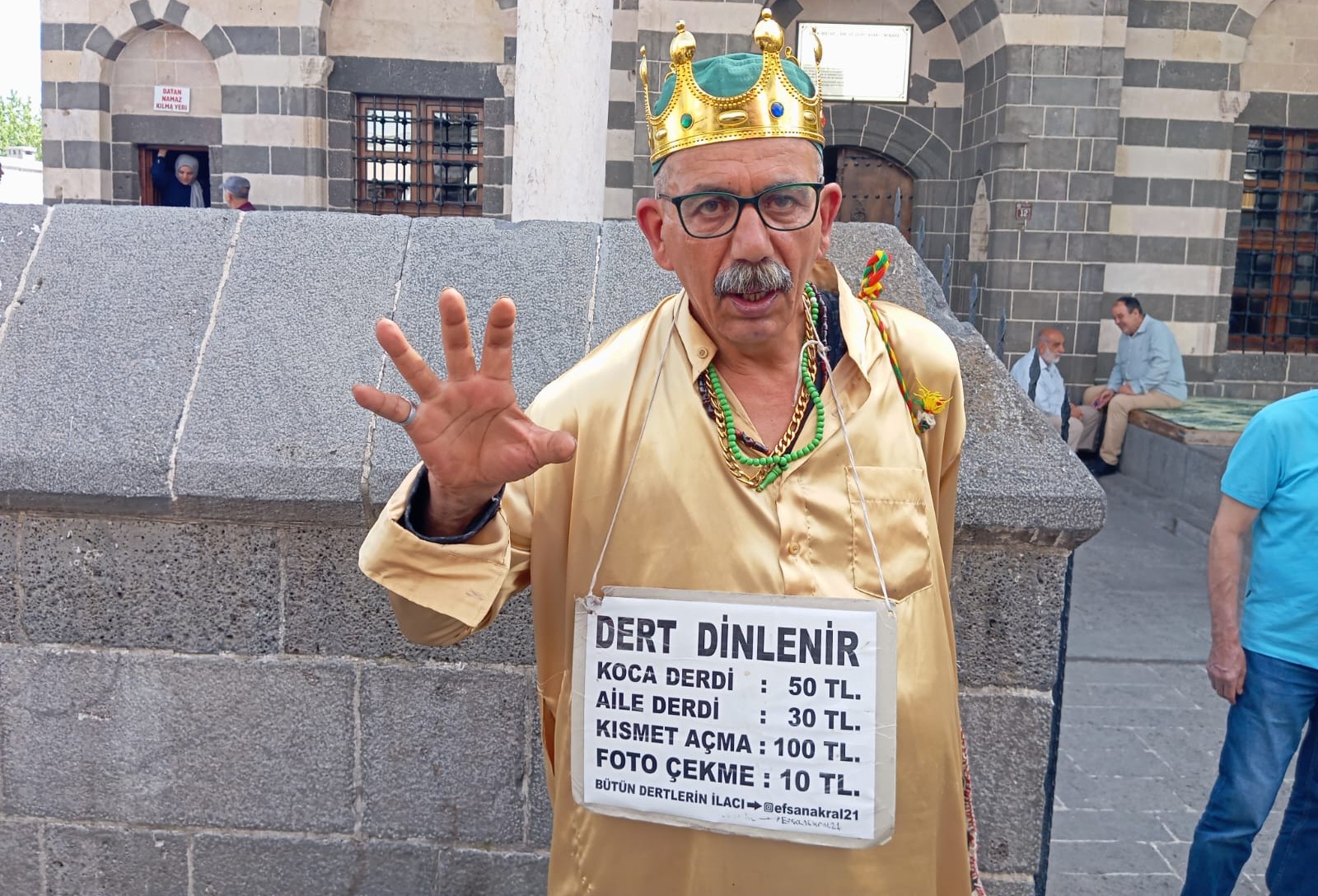 Nurettin Varlı, “Dert Dinlenir” pankartıyla dikkat çekiyor<