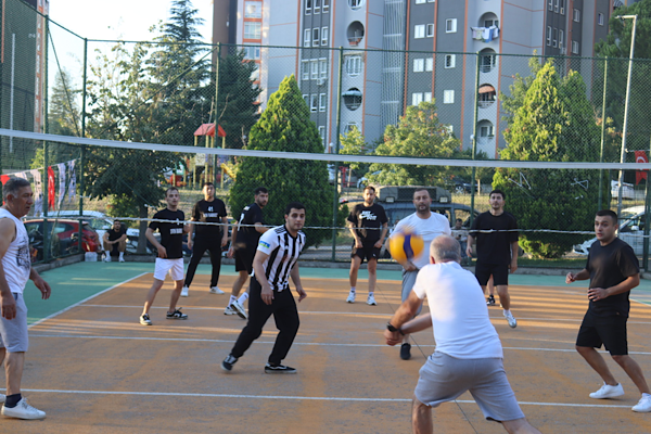 İzmit’te voleybol turnuvası başladı<