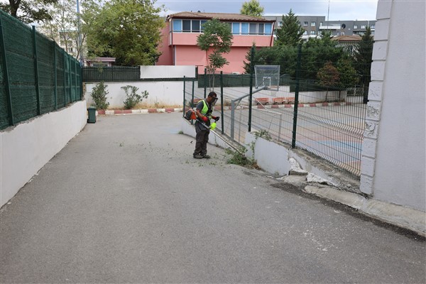 Çayırova Belediyesi, okul bahçelerinde ot biçme çalışması gerçekleştiriyor<