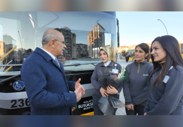 Başkan Er, 8 Mart'ta kadınlara çiçek takdim etti<