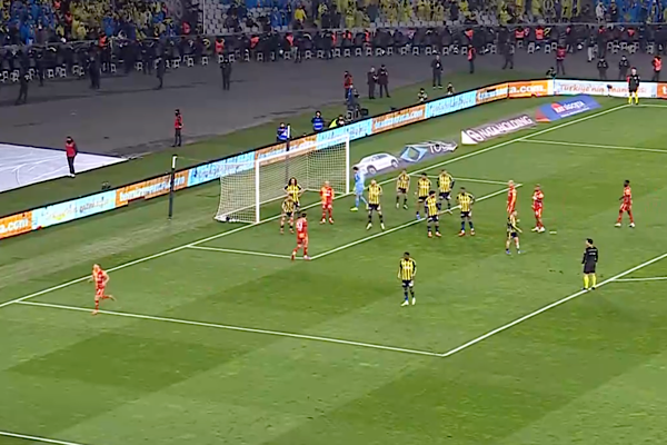 Süper Kupa Finali'nde ilk yarı Fenerbahçe’nin 1-0 üstünlüğüyle sona erdi<