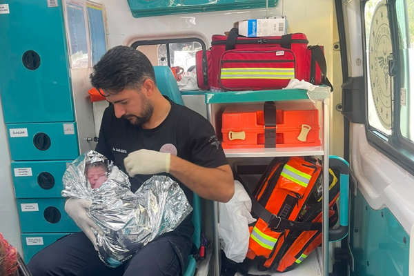 112 ekiplerinden araçta başarılı doğum müdahalesi: Anne ve bebek sağlıklı