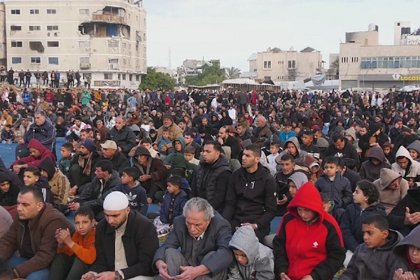 Gazze’de 2 yıl sonra ilk bayram namazı kılındı<