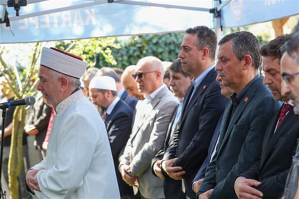 CHP Genel Başkanı Özel, eski TBMM Başkanvekili Akar’ın babasının cenazesine katıldı<