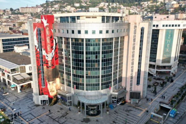 İzmit Belediyesi’nden bayram öncesi esnafa kaldırım düzenlemesi