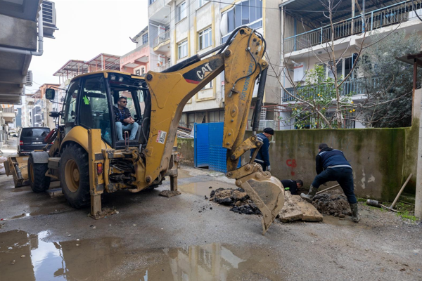 İzmir'de yoğun yağışların ardından birçok noktada ulaşım yeniden sağlandı