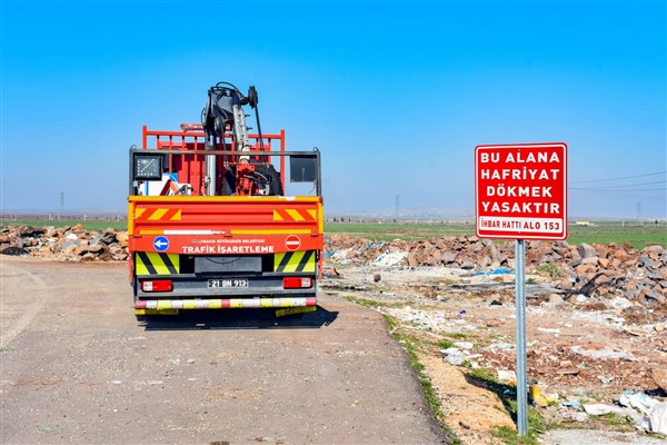 Diyarbakır'da yol kenarlarına hafriyat uyarı levhaları dikiliyor<