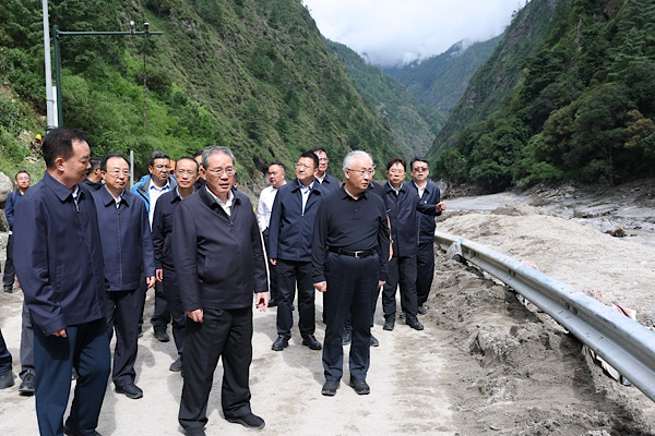 Li Qiang, afet bölgesinde arama-kurtarma çalışmalarını yönetiyor<