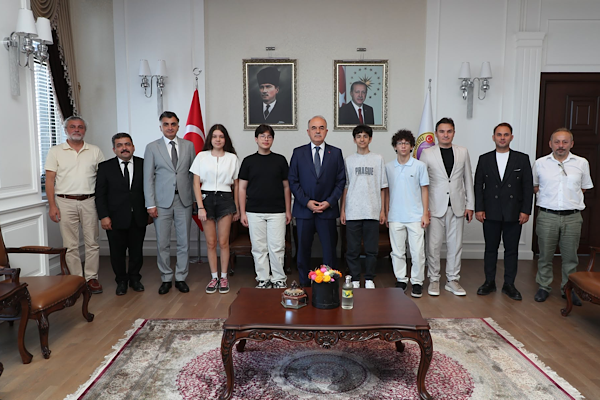 Vali Erol, LGS birincilerini ağırladı<