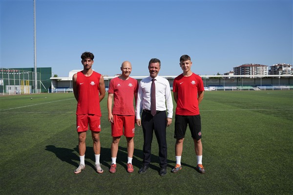 Başkan Sarıkurt’tan genç futbolculara destek<