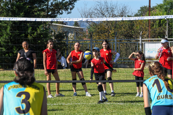 Mini Voleybol Şenliği Osmangazi’de düzenlendi<