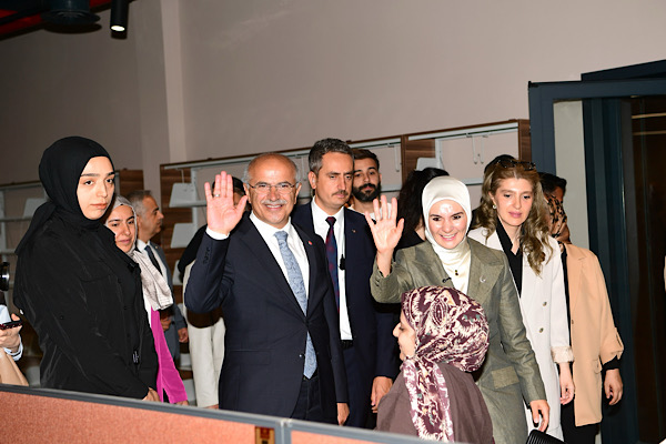  Bakan Göktaş, Malatya Şehir Kütüphanesi’ni ziyaret etti