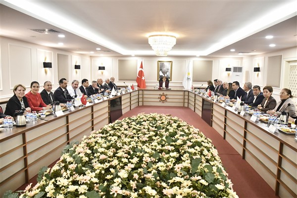 Akşener, başkanlık divanı üyeleri ve milletvekilleriyle bir araya geldi