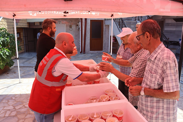 İzmit’te Mevlid Kandili dolayısıyla helva ikramı yapıldı