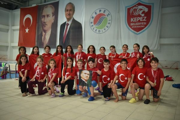 Kepezspor Yüzme Takımı’ndan 15 madalyalık başarı<