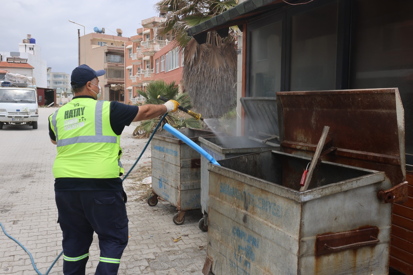 HBB, Samandağ’da ilaçlama çalışmalarını aralıksız sürdürüyor<