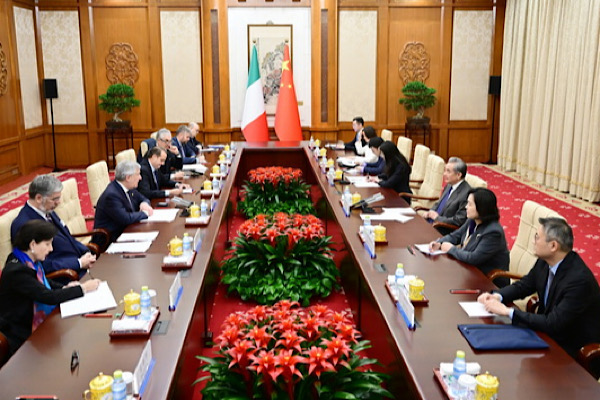 Wang Yi, İtalya Dışişleri Bakanı Antonio Tajani’yle görüştü<