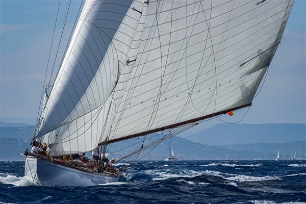 Fethiye önlerinde sürüklenen tekne kurtarıldı