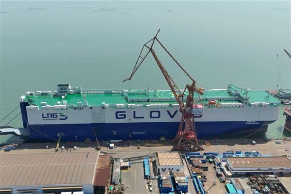 Dünyanın ilk 10 bin araç kapasiteli dev gemisi Çin'de teslim edildi<