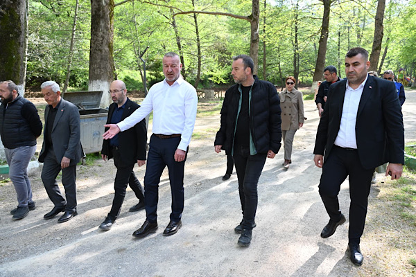 Başkan Karabatı, Yeniköy Piknik Alanı’nda yapılan çalışmaları inceledi<
