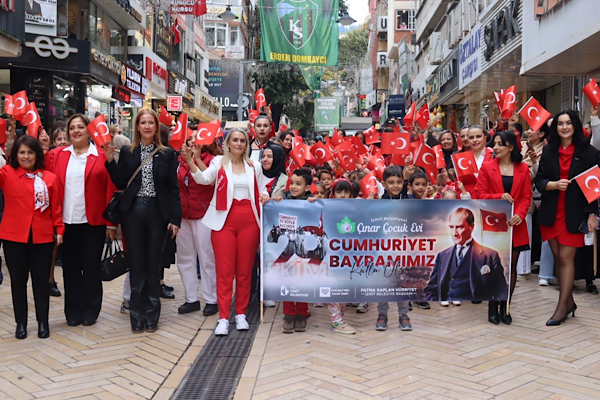 İzmit’te Cumhuriyet Korteji çocuklarla gerçekleşti<
