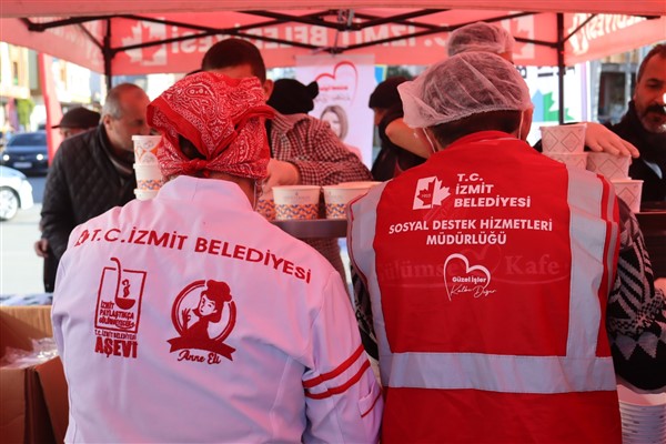 İzmit Belediyesi, Darıca’da sıcak yemek hizmeti sunmaya devam ediyor