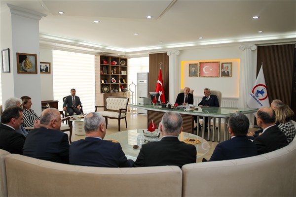 Başkan Özlü, İSO heyetini ağırladı <